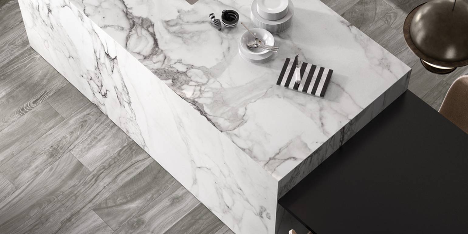 بلاط البورسلين مقارنةً بالحجر الطبيعي: أيهما أفضل لسطح المنضدة في مطبخك؟