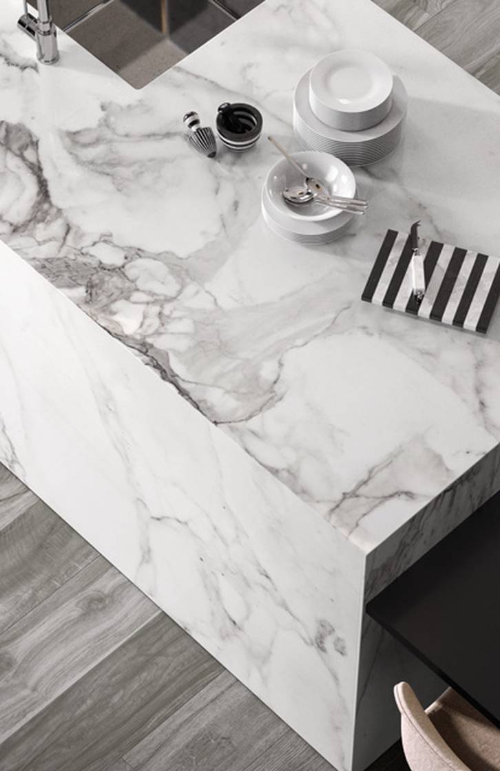 Carreaux de porcelaine vs pierre naturelle : lequel est le meilleur pour votre plan de travail de cuisine ?