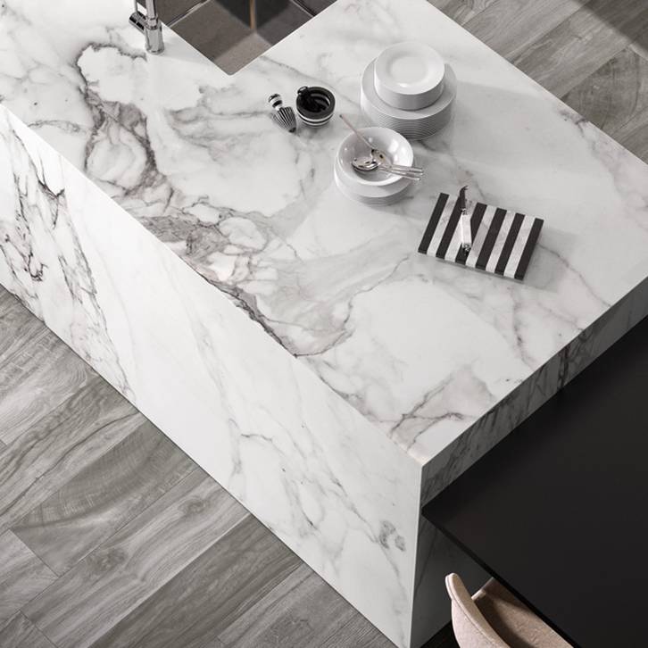 بلاط البورسلين مقارنةً بالحجر الطبيعي: أيهما أفضل لسطح المنضدة في مطبخك؟