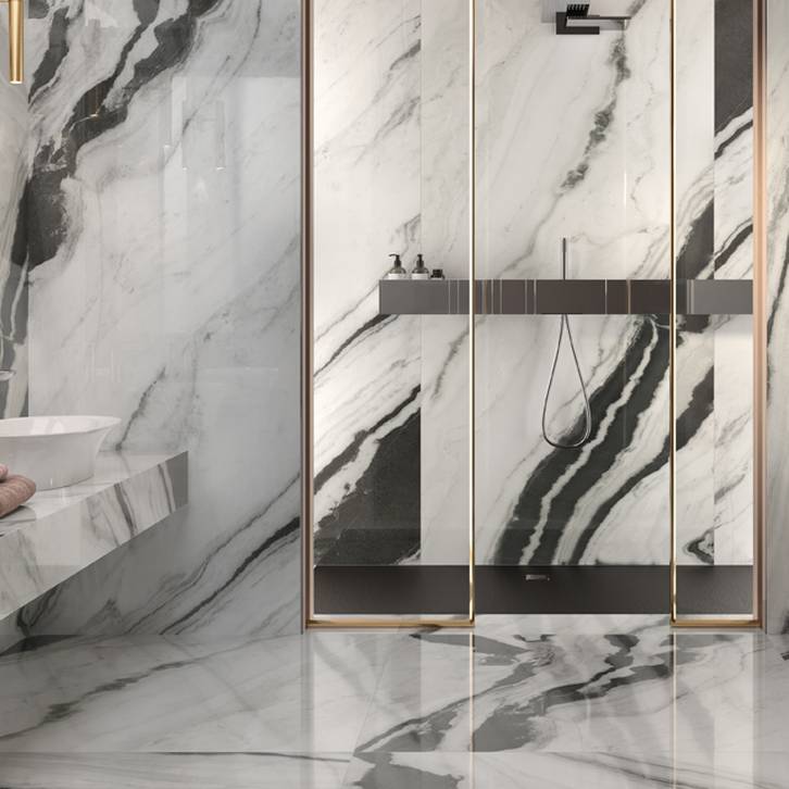 Gestaltung von Badezimmern mit Feinsteinzeugfliesen mit Marmoreffekt