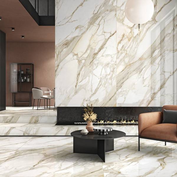 Modern Light Commercial highlighting white tones with porcelain tiles, creating an elegant atmosphere.