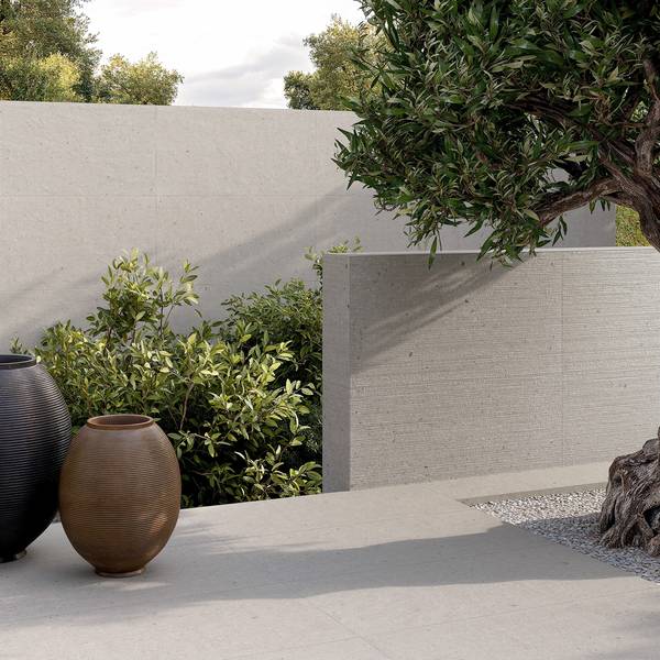 Modern Outdoor highlighting white tones with porcelain tiles, creating a warm atmosphere.