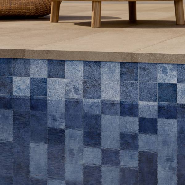 Modern Outdoor highlighting blue tones with porcelain tiles, creating a serene atmosphere.