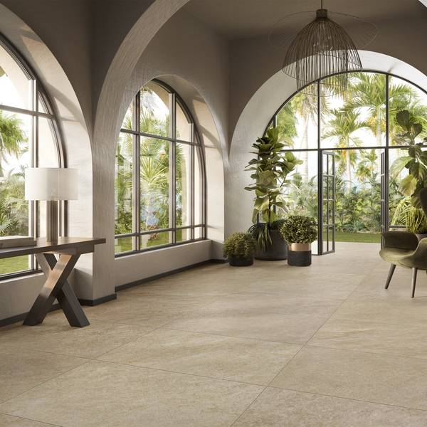 Modern Wohnbereich mit Feinsteinzeugfliesen, unterstreicht beige Töne, für eine elegante Atmosphäre.