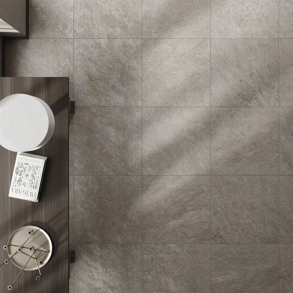 Modern Wohnbereich mit Feinsteinzeugfliesen, präsentiert beige Töne, für eine ruhige Atmosphäre.