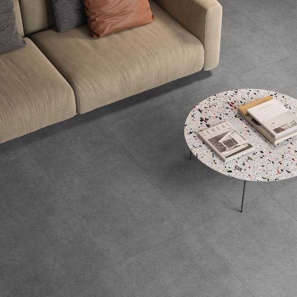 Modern Living room featuring anthracite tones with porcelain tiles, creating a serene atmosphere.